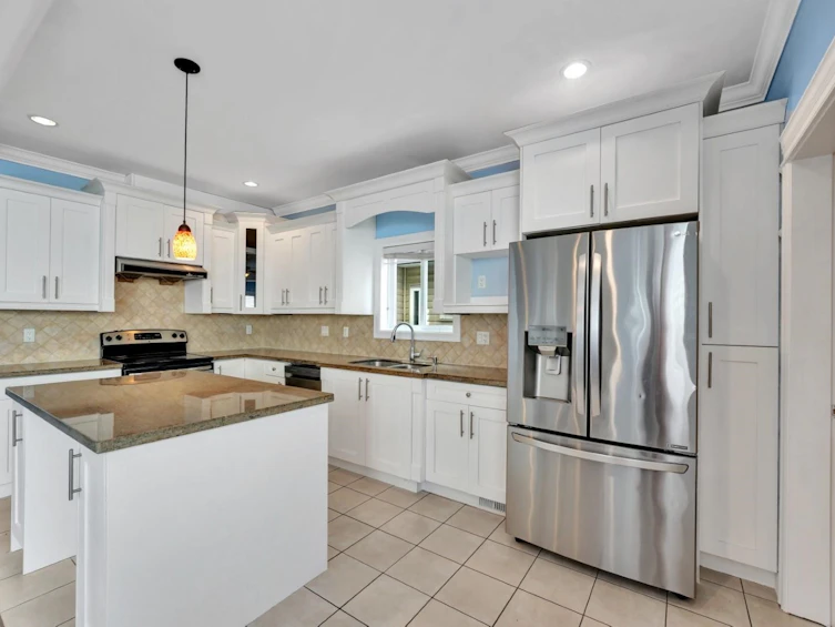 7071 195a Street, Surrey, BC, V4N 5Z6 - 7