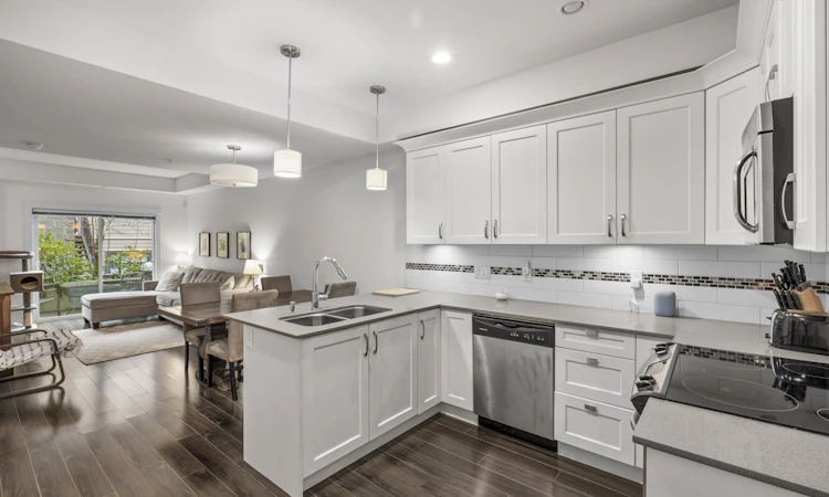 115-828 Royal Avenue