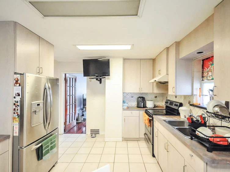 3156 Adanac Street, Vancouver, BC, V5K 2N9 - 3