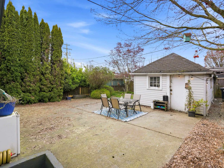 2349 E Pender Street, Vancouver, BC, V5L 1X7 - 2
