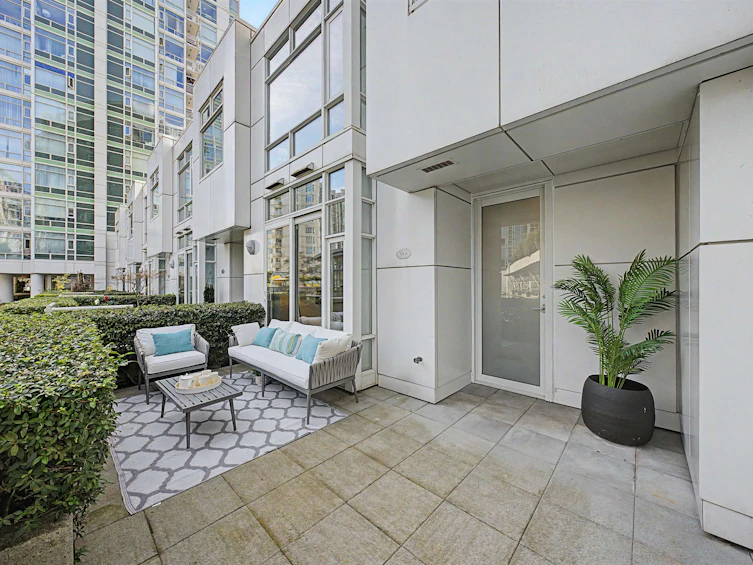 TH A-1199 Marinaside Crescent, Vancouver, BC, V6Z 2Y2