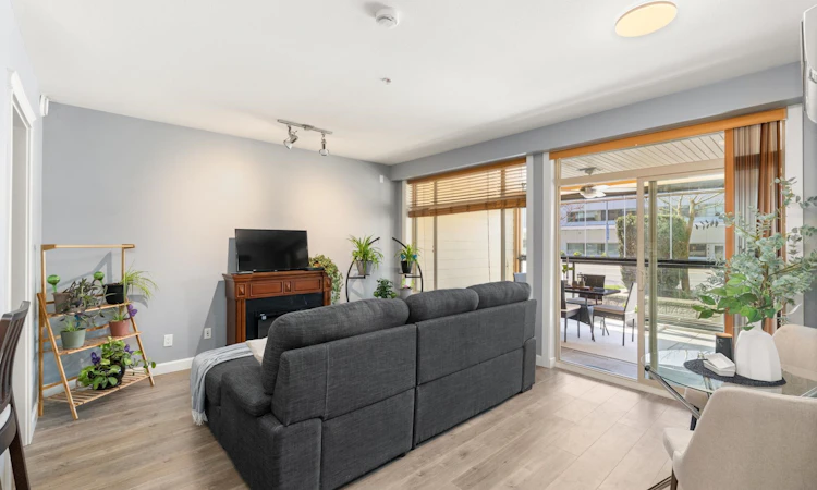 132-2860 Trethewey Street