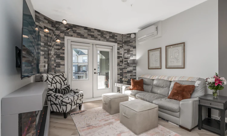 412-2493 Montrose Avenue