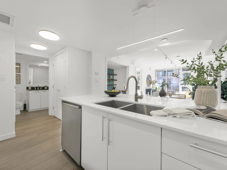 374-2080 W Broadway, Vancouver, BC, V6J 0C7 - 6