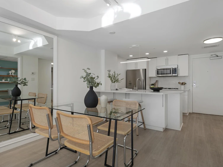 374-2080 W Broadway, Vancouver, BC, V6J 0C7 - 9