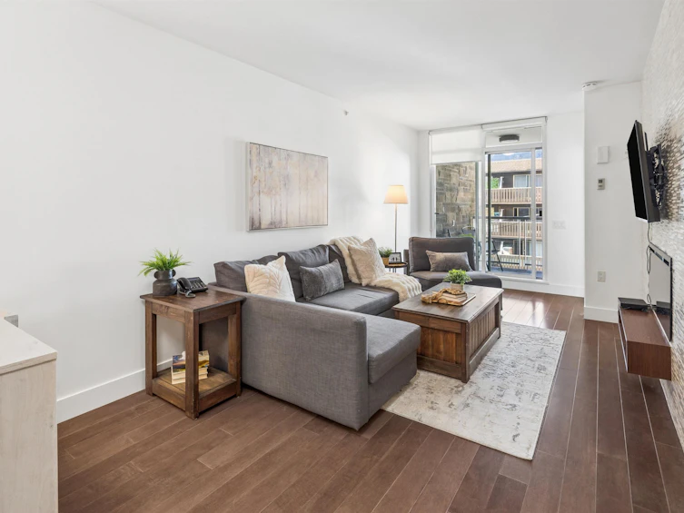 406-210 W 13 Street, North Vancouver, BC, V7M 1N7 - 2