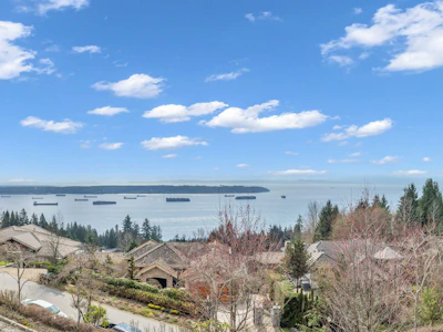 102-2575 Garden Court - 2