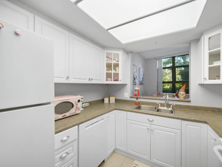 101-10899 University Drive, Surrey, BC, V3T 5V2 - 10
