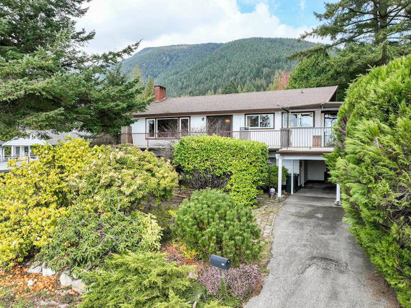 702 Winona Avenue, North Vancouver BC V7R 2B1