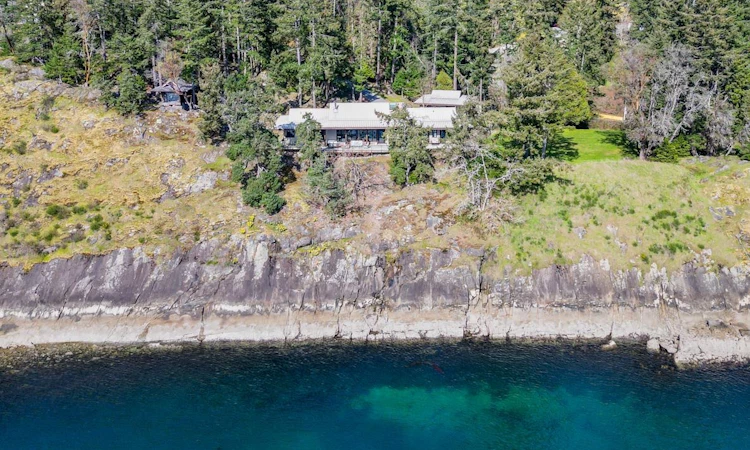 1369 Mackinnon Road