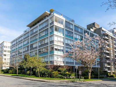 304-1975 Pendrell Street - 2