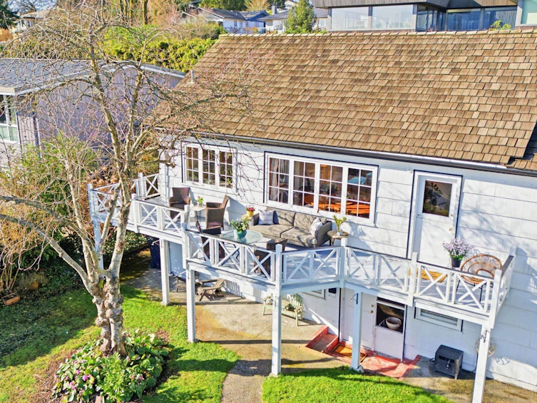 487 Roslyn Boulevard, North Vancouver, BC, V7G 1P1 - 2