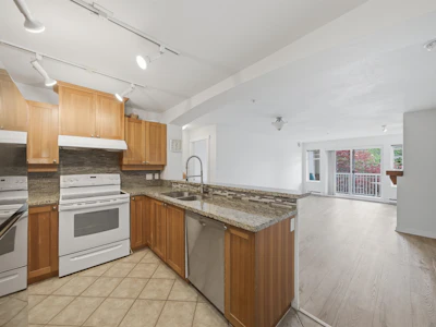 212-1428 Parkway Boulevard - 3