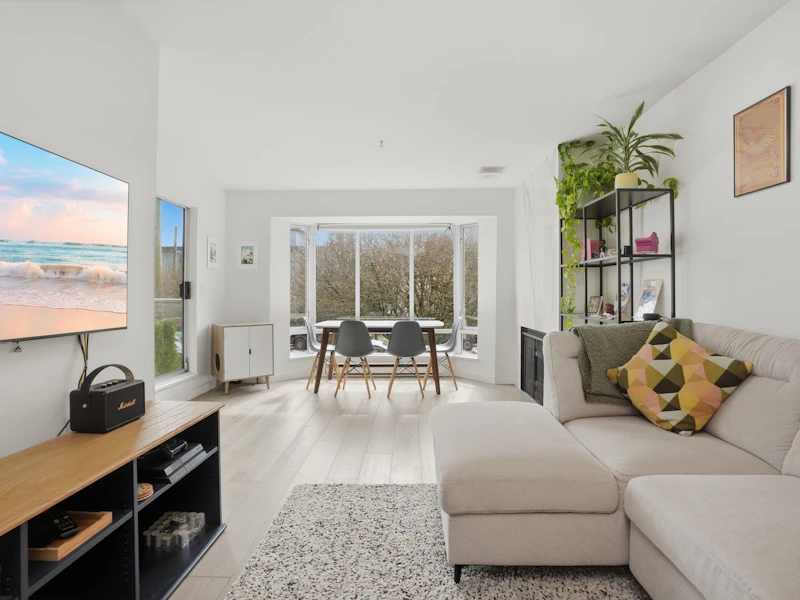 202 - 2195 W 5th Avenue, Vancouver BC V6K 1S1