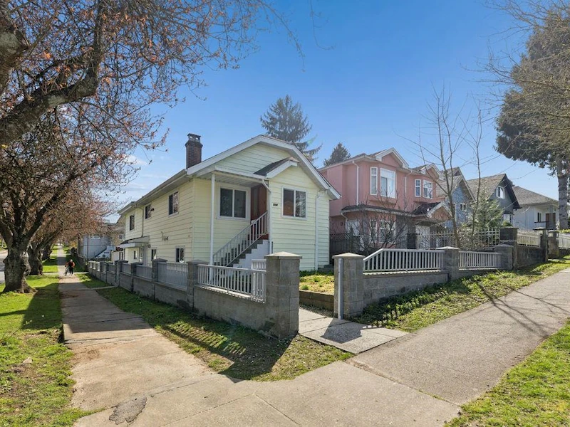 3708 Dumfries Street, Vancouver BC V5N 3S7