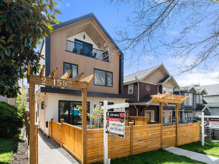 2-1582 E 2nd Avenue, Vancouver, BC, V5N 1C7 - 2