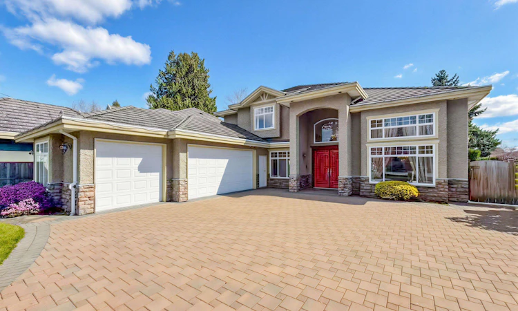 9140 Pinewell Crescent