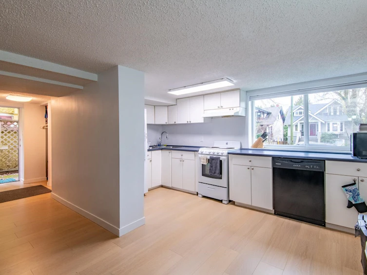 3315 W 6th Avenue, Vancouver, BC, V6R 1T2 - 3