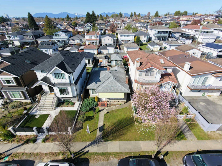 571 E 57th Avenue, Vancouver, BC, V5X 1T1 - 2