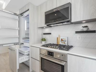 304-3264 Vanness Avenue - 5