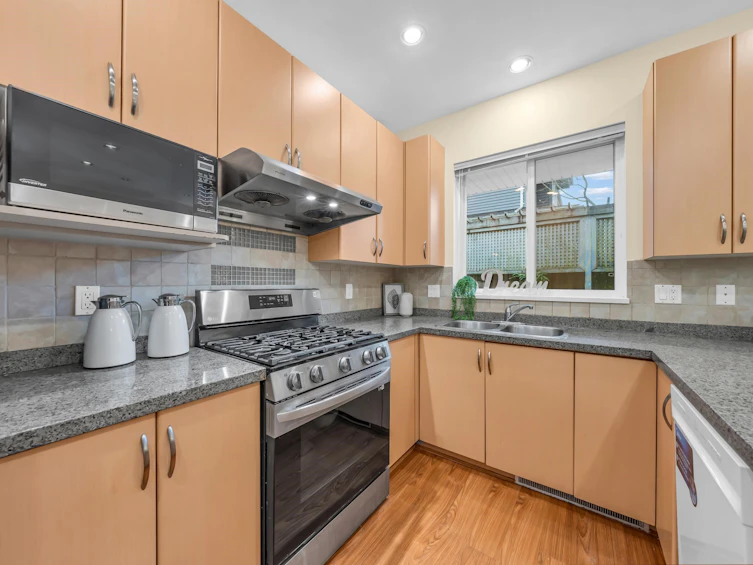 16-8600 No. 3 Road, Richmond, BC, V6Y 2E8 - 2
