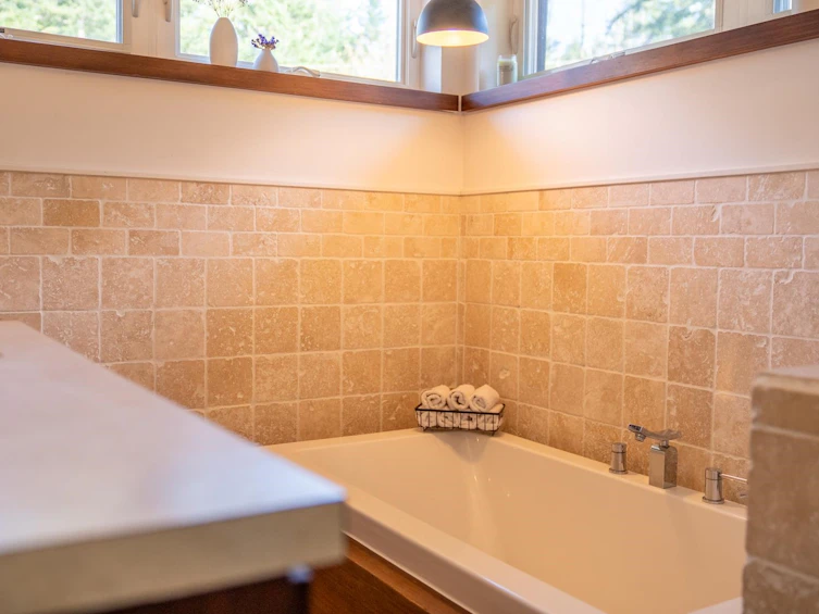 5582 Hooson Road, Pender Island, BC, V0N 2M1 - 13
