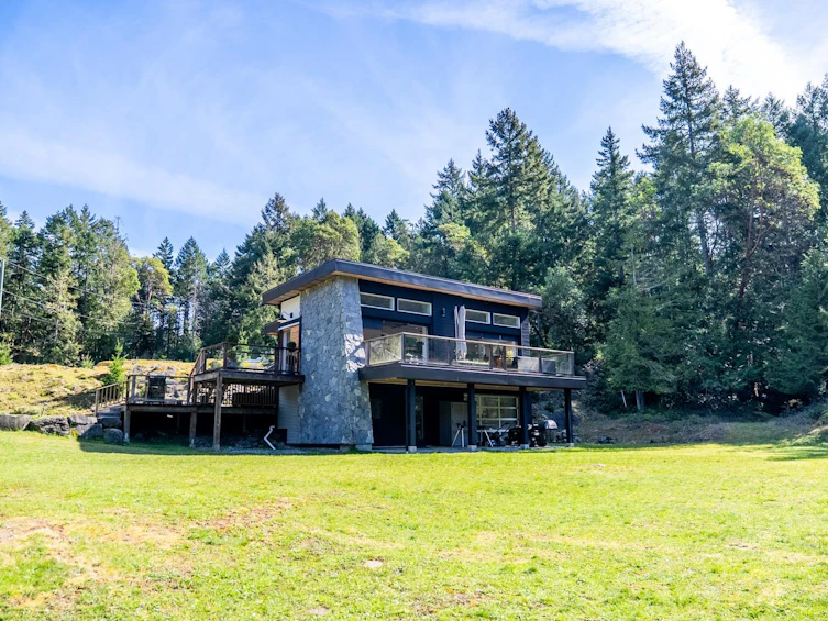 5582 Hooson Road, Pender Island, BC, V0N 2M1