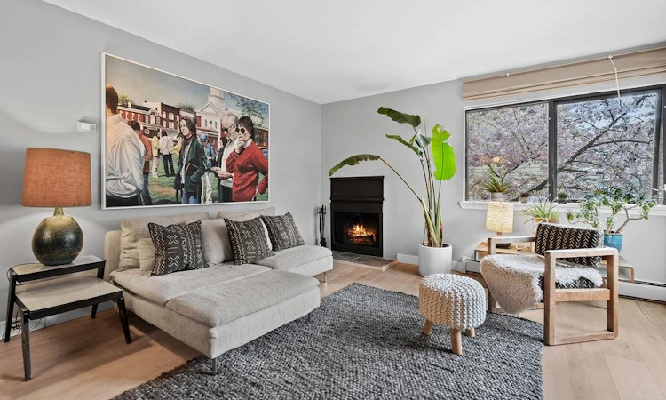 305-3275 Mountain Highway