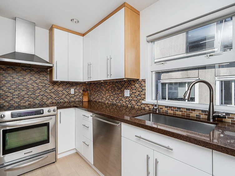 2240 York Avenue, Vancouver, BC, V6K 1C6 - 8
