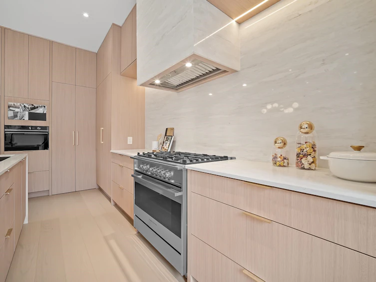 2-6070 Elgin Avenue, Burnaby, BC, V5H 3S4 - 4