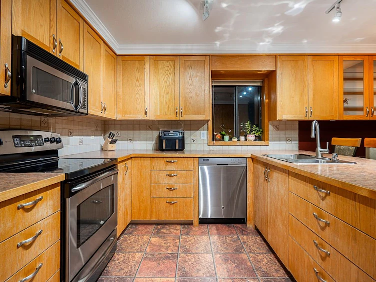 949 Lynwood Avenue, Port Coquitlam, BC, V3B 6J7 - 4