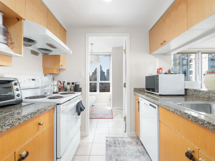 1906-1228 Marinaside Crescent, Vancouver, BC, V6Z 2W4 - 3