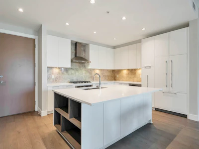 220-5535 Admiral Way - 5