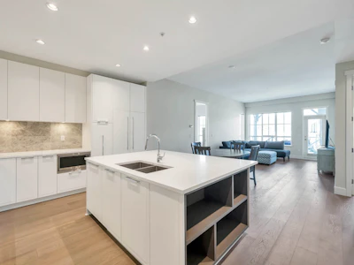 220-5535 Admiral Way - 5