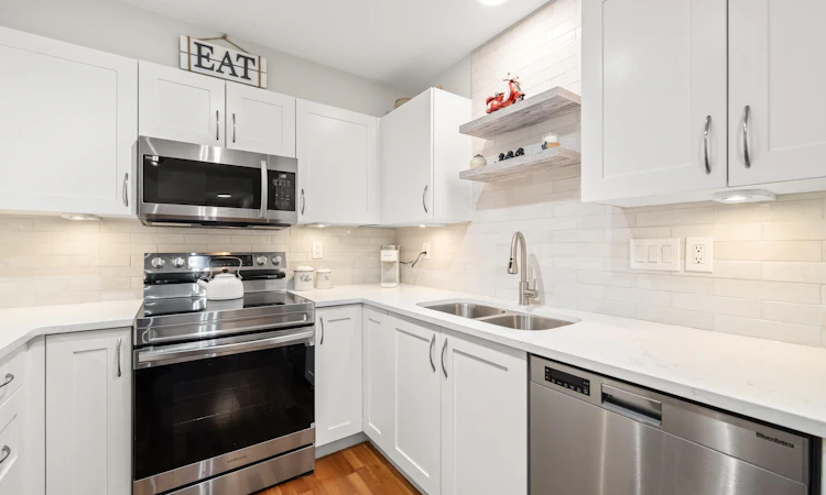 403-15621 Marine Drive