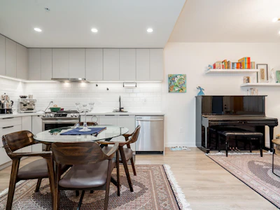 112-3038 St. George Street - 5