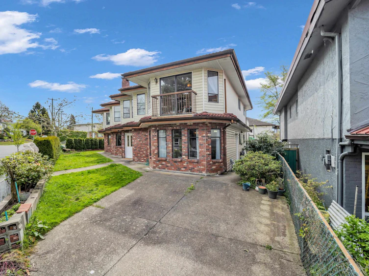 3088 School Avenue, Vancouver, BC, V5R 5M8 - 4