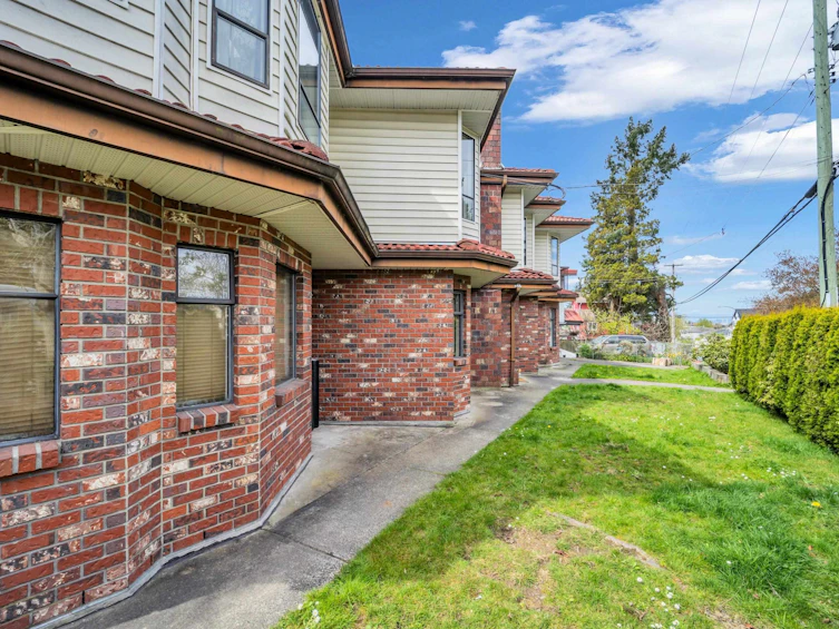 3088 School Avenue, Vancouver, BC, V5R 5M8 - 5