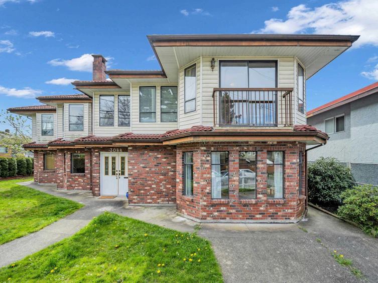 3088 School Avenue, Vancouver, BC, V5R 5M8 - 2