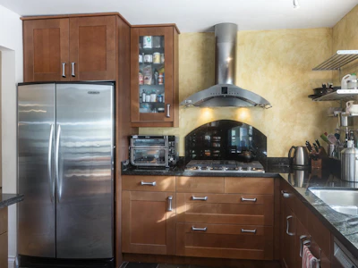 2041 Tompkins Crescent - 2