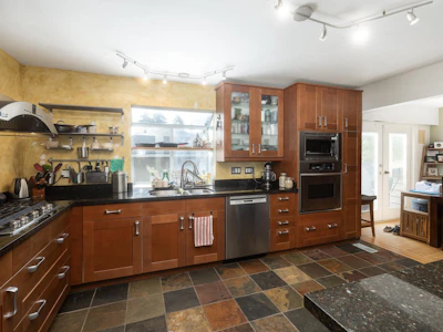 2041 Tompkins Crescent - 3