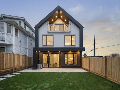 2-3623 Triumph Street - 3