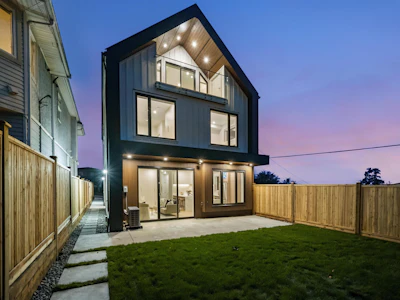 2-3623 Triumph Street - 2