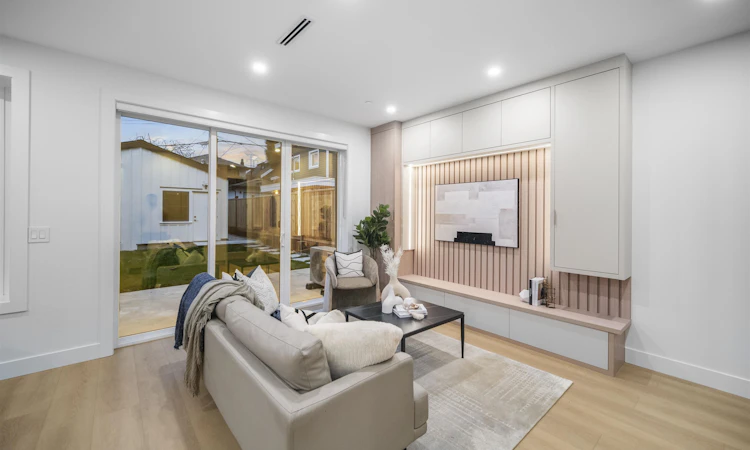 2-3623 Triumph Street