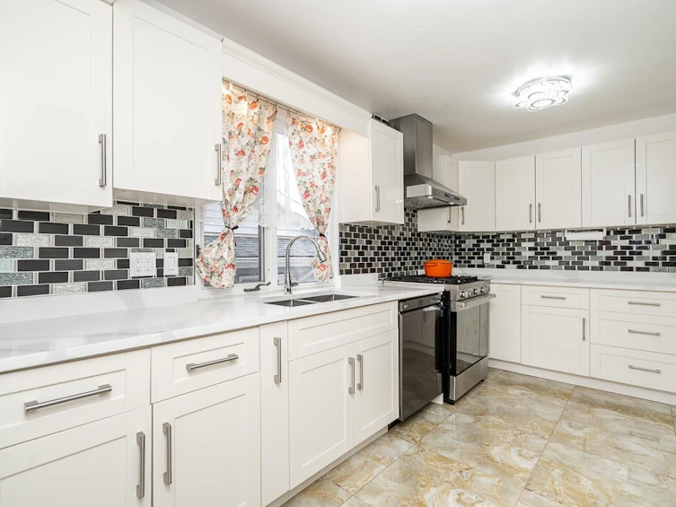 8255 18th Avenue, Burnaby, BC, V3N 1K4 - 10