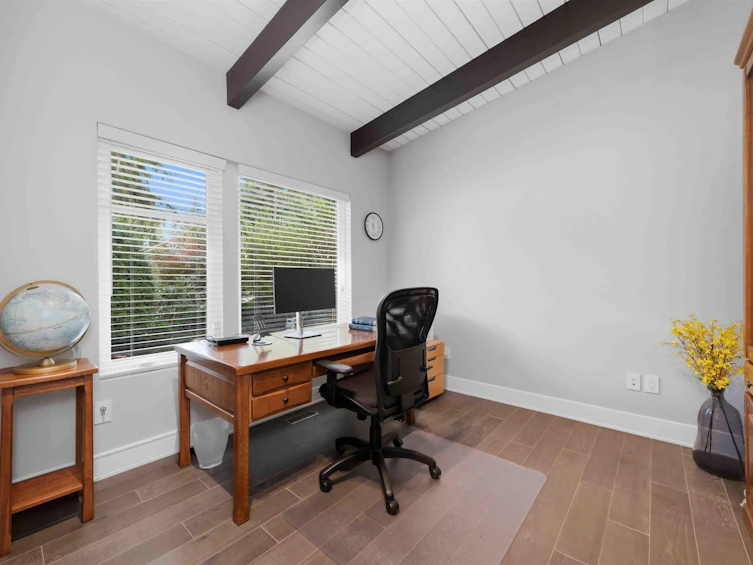 672 E St James Road, North Vancouver, BC, V7N 1L6 - 39