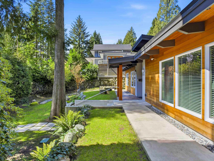 672 E St James Road, North Vancouver, BC, V7N 1L6 - 8