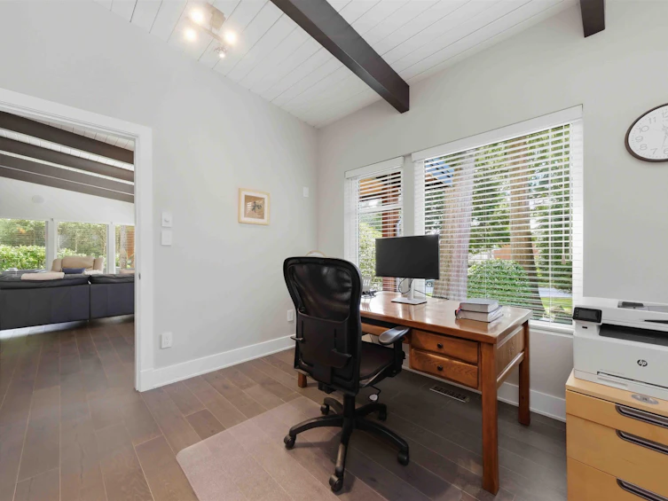 672 E St James Road, North Vancouver, BC, V7N 1L6 - 40