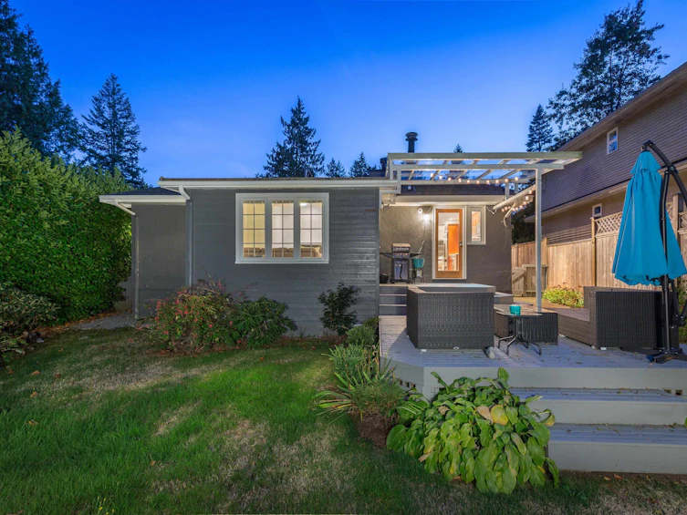 6431 Rosebery Avenue, West Vancouver, BC, V7W 2C5