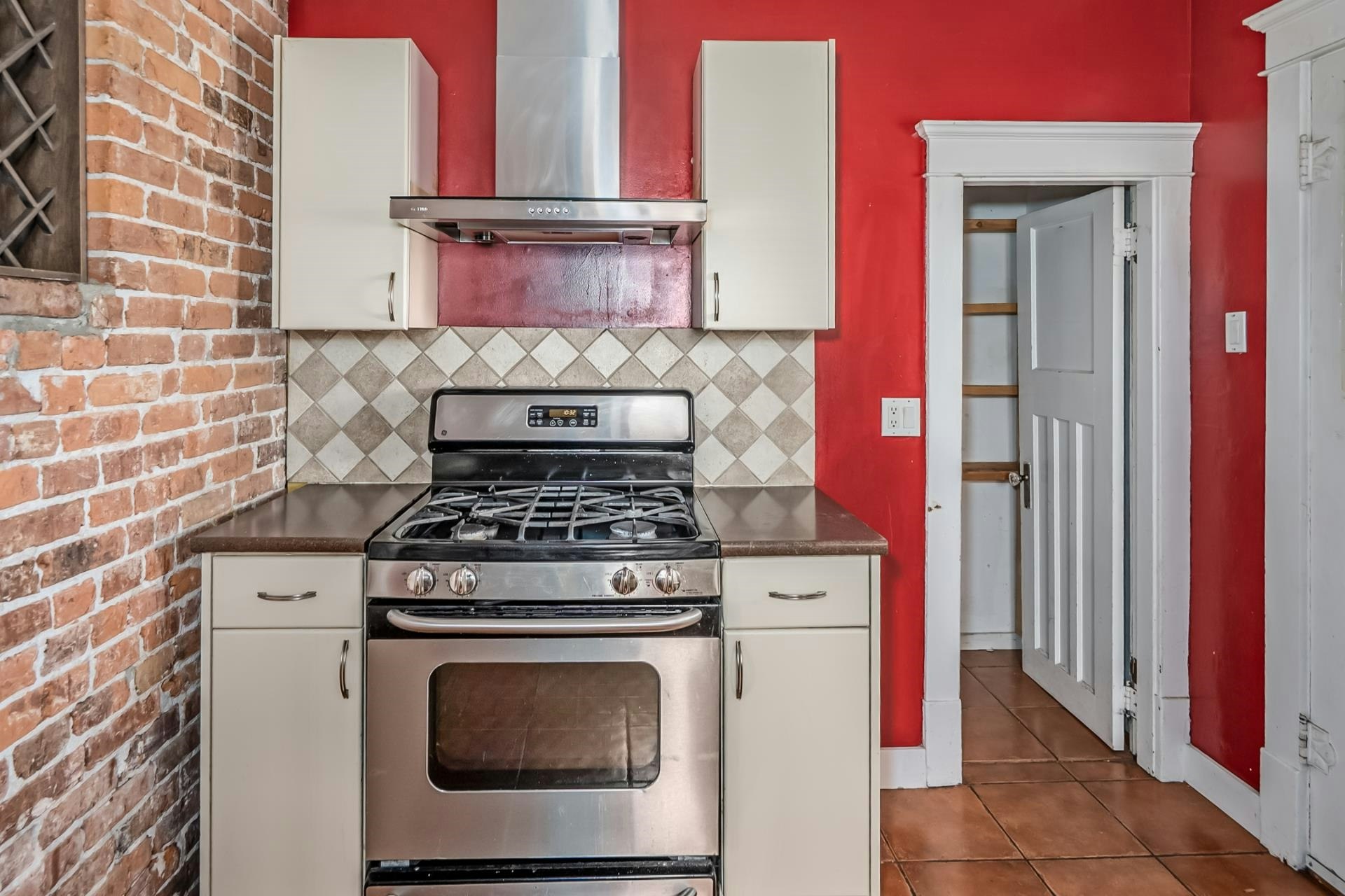 6085 Quebec Street, Vancouver, BC, V5W 2P5